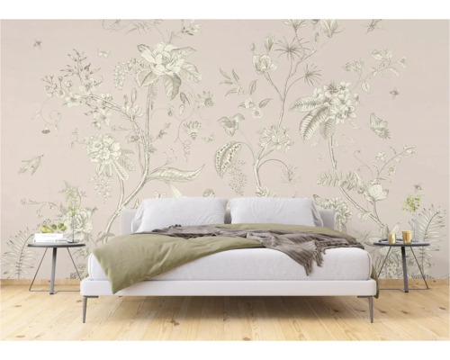 Schlafzimmer mit floraler Tapete, Bett und Nachttischen.