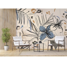 Wohnzimmer mit floraler Mustertapete, zwei Stühlen und kleinem Tisch