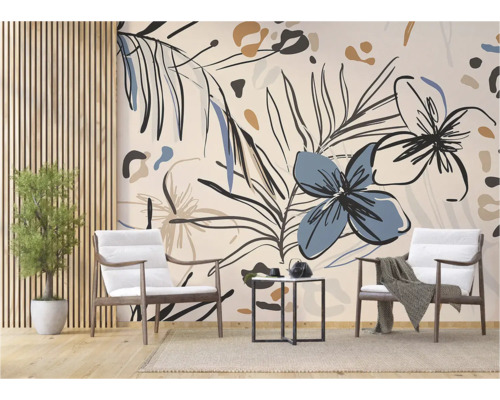 Wohnzimmer mit floraler Mustertapete, zwei Stühlen und kleinem Tisch
