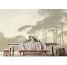 Helles Zimmer mit Fototapete eines Waldes, Tisch mit Blumenvase und Sitzbank