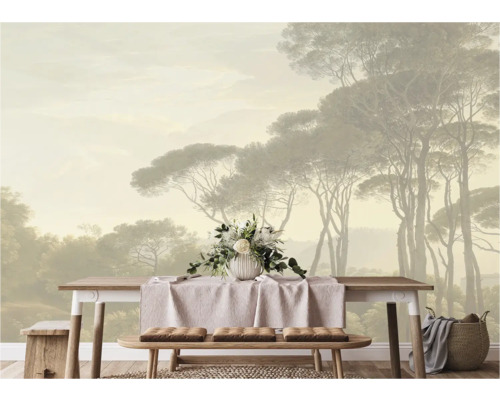 Helles Zimmer mit Fototapete eines Waldes, Tisch mit Blumenvase und Sitzbank