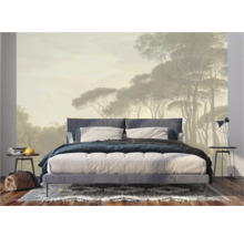 Schlafzimmer mit einer Fototapete, die eine Waldszene darstellt und eine ruhige Atmosphäre erzeugt.