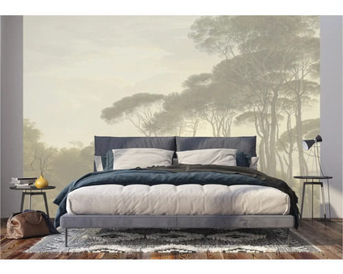 Schlafzimmer mit einer Fototapete, die eine Waldszene darstellt und eine ruhige Atmosphäre erzeugt.