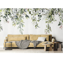 Wohnzimmer mit floraler Wanddekoration, Sofa und Beistelltischen