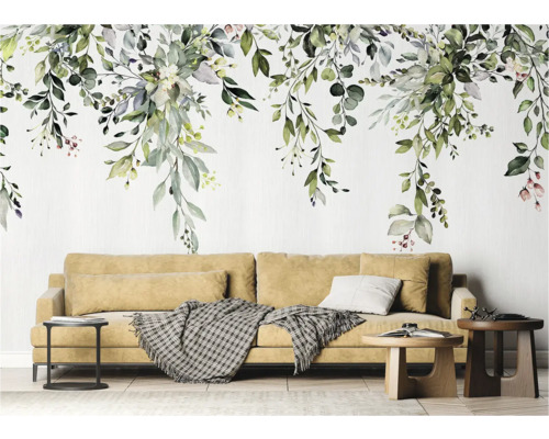 Wohnzimmer mit floraler Wanddekoration, Sofa und Beistelltischen