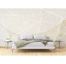 Schlafzimmer mit weißer Bettwäsche und Fototapete mit Blattmotiv