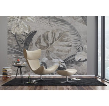 Wohnzimmer mit Sessel, Beistelltisch und Fototapete mit Pflanzenmotiven