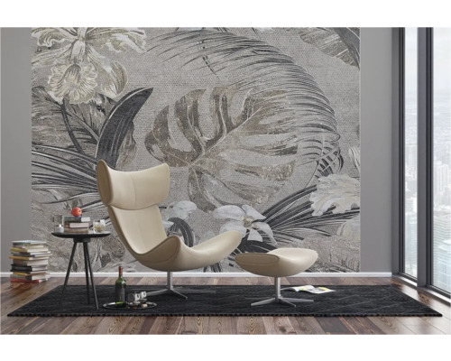 Wohnzimmer mit Sessel, Beistelltisch und Fototapete mit Pflanzenmotiven