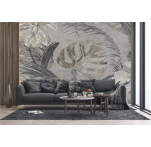 Wohnzimmer mit Sofa, Couchtisch und einer Wandtapete mit Pflanzenmotiven.