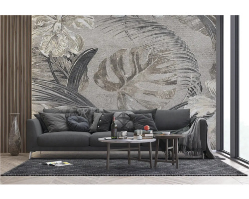 Wohnzimmer mit Sofa, Couchtisch und einer Wandtapete mit Pflanzenmotiven.