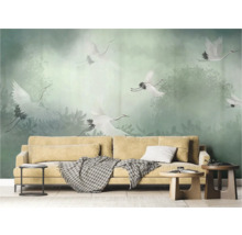 Wohnzimmer mit beiger Couch und Wandtapete mit Kranichmotiven