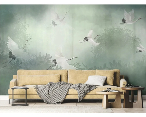 Wohnzimmer mit beiger Couch und Wandtapete mit Kranichmotiven