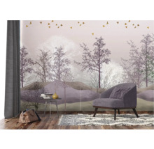 Raum mit Fototapete mit Waldmotiv, Sessel, Tisch und Teppich für eine helle und organisierte Atmosphäre.