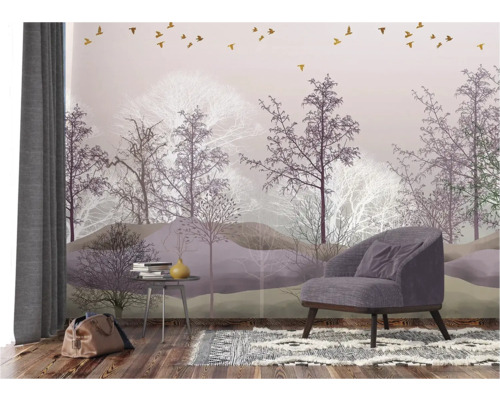 Raum mit Fototapete mit Waldmotiv, Sessel, Tisch und Teppich für eine helle und organisierte Atmosphäre.