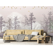Fototapete mit Waldmotiv, Bäumen und Vogelschwarm über einer Couch im Wohnzimmer