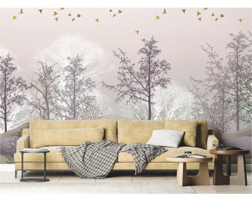 Fototapete mit Waldmotiv, Bäumen und Vogelschwarm über einer Couch im Wohnzimmer