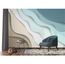 Wohnzimmer mit Sessel, Tisch, Teppich und dekorativer Tapete mit Wellenmuster