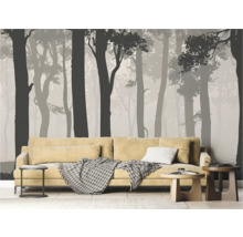 Wohnzimmer mit Sofa und Fototapete mit Waldmotiv