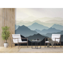 Wohnzimmer mit Bergpanorama-Tapete, zwei Sesseln und einem kleinen Tisch.
