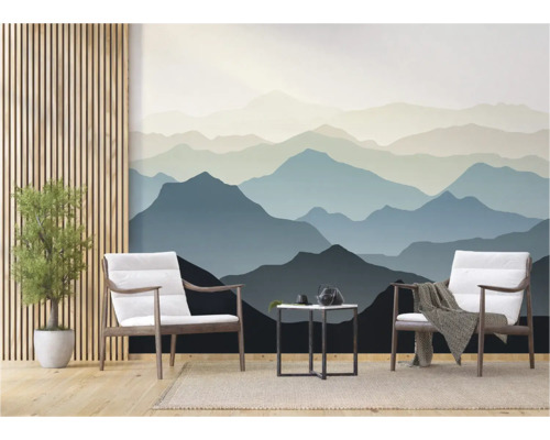 Wohnzimmer mit Bergpanorama-Tapete, zwei Sesseln und einem kleinen Tisch.