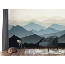 Wohnzimmer mit Bergtapete, Sessel und Beistelltisch