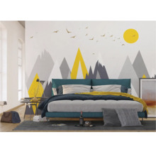 Schlafzimmer mit Bett und Wanddekoration mit Bergmotiv und Vogelschwarm