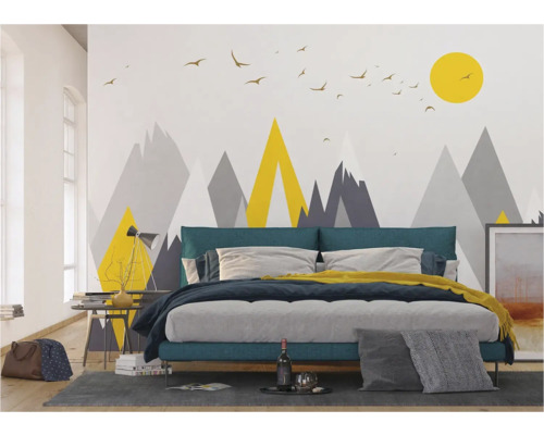 Schlafzimmer mit Bett und Wanddekoration mit Bergmotiv und Vogelschwarm