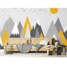 Wohnzimmer mit Sofa vor einer Tapete mit Bergmotiven und Vogelmuster