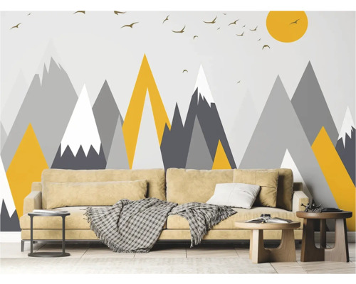 Wohnzimmer mit Sofa vor einer Tapete mit Bergmotiven und Vogelmuster
