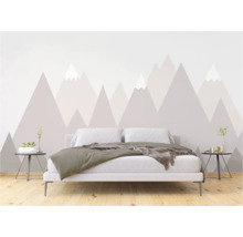 Schlafzimmer mit Bergmotiv-Tapete, Bett und Nachttischen