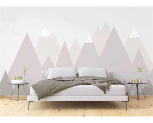Schlafzimmer mit Bergmotiv-Tapete, Bett und Nachttischen