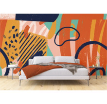 Schlafzimmer mit abstrakter Mustertapete und Bett