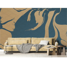 Wohnzimmer mit Sofa und Wandtapete mit abstraktem Muster