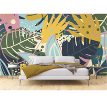 Schlafzimmer mit abstrakter floraler Mustertapete und Doppelbett