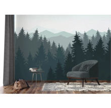 Wohnzimmer mit Waldtapete, Sessel, Teppich und Beistelltisch