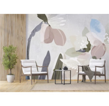 Wohnraum mit Fototapete mit Blumenmuster, zwei Sesseln, Beistelltisch und Topfpflanze
