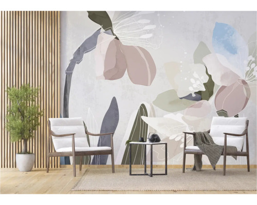 Wohnraum mit Fototapete mit Blumenmuster, zwei Sesseln, Beistelltisch und Topfpflanze