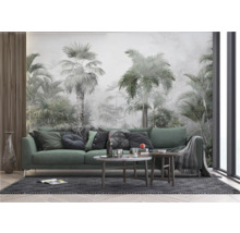 Wohnzimmer mit Sofa, Couchtischen und Wandtapete mit Dschungelmotiv