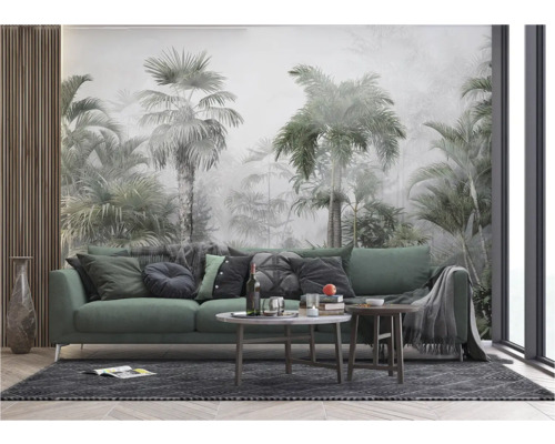 Wohnzimmer mit Sofa, Couchtischen und Wandtapete mit Dschungelmotiv