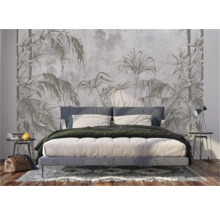 Schlafzimmer mit Dschungeltapete hinter dem Bett
