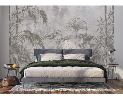 Schlafzimmer mit Dschungeltapete hinter dem Bett