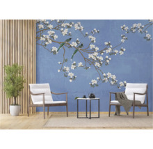 Wohnzimmer mit Fototapete mit Blüten und Vögeln, Sesseln und Dekoration
