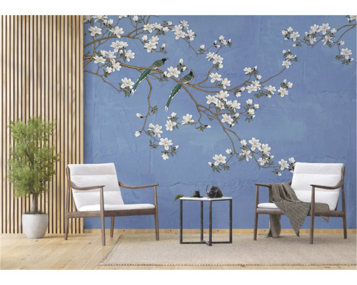 Wohnzimmer mit Fototapete mit Blüten und Vögeln, Sesseln und Dekoration