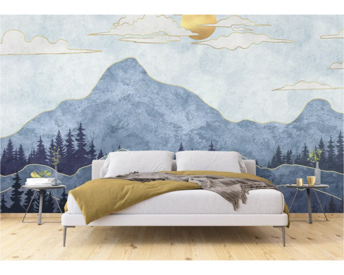 Schlafzimmer mit einer Tapete, die eine Berglandschaft mit Bäumen darstellt.