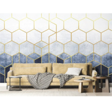 Wohnzimmer mit Couch vor einer Wandtapete mit geometrischem Muster aus Sechsecken