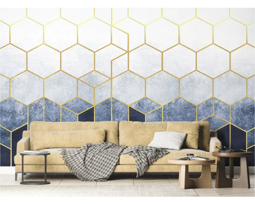 Wohnzimmer mit Couch vor einer Wandtapete mit geometrischem Muster aus Sechsecken