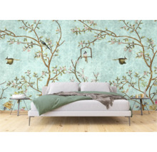 Schlafzimmer mit einer Wandtapete mit Vogel- und Blumenmuster