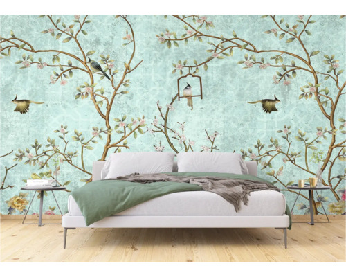 Schlafzimmer mit einer Wandtapete mit Vogel- und Blumenmuster