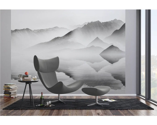 Wohnzimmer mit Fototapete Berglandschaft und modernem Sessel
