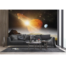 Wohnzimmer mit einer Fototapete mit Weltraummotiv, die eine ferne Galaxie und einen Planeten mit Ringen zeigt.
